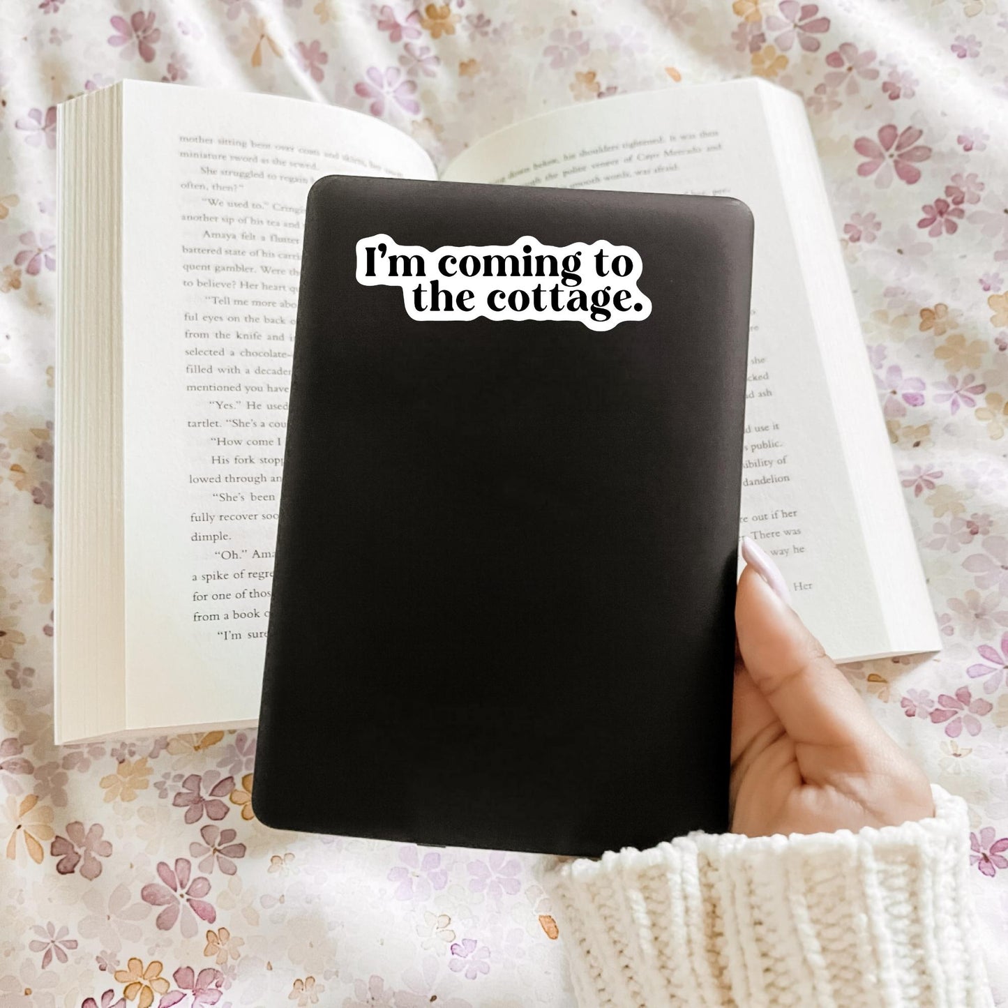 I'm Coming to the Cottage Sticker, Hockey Romance Books, Bookish Laptop Kindle Decal, Gifts for Readers